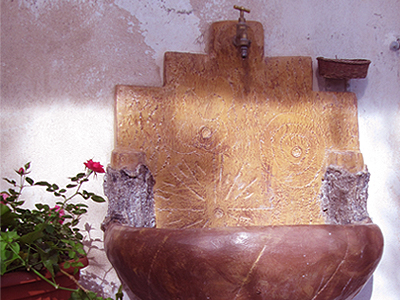 La fontanella sul terrazzo.